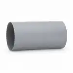 Siva cilindrična metalna cev jednostavnog izgleda nalazi se horizontalno položena na besprekorno beloj podlozi.