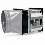 Na beloj pozadini je metalni prelaz za HVAC ventilaciju, povezan fleksibilnim crevom i sa pravougaonim metalnim prigušivačem.