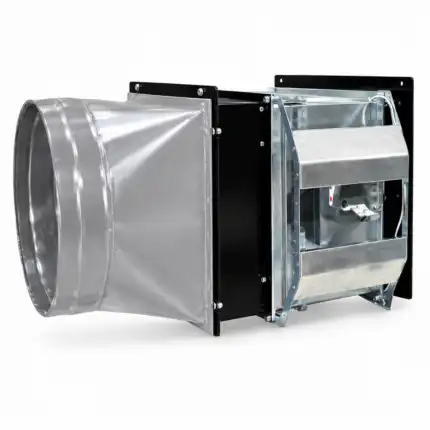 Na beloj pozadini je metalni prelaz za HVAC ventilaciju, povezan fleksibilnim crevom i sa pravougaonim metalnim prigušivačem.