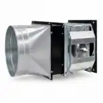 Metalni industrijski ventilator za kanale s cilindričnim usisom, pravokutnim kućištem, vidljivim vijcima i unutarnjim motorom za ventilaciju na bijeloj podlozi.