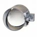 Okrugli metalni prigušivač za ventilacione cevi sa kružnim lopaticom za regulaciju protoka vazduha, prikazan na beloj podlozi.