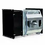 Metalni industrijski ventilator u pravokutnom kućištu, otvorene bočne ploče, izložene žice i dijelovi ventilatora, na bijeloj pozadini.