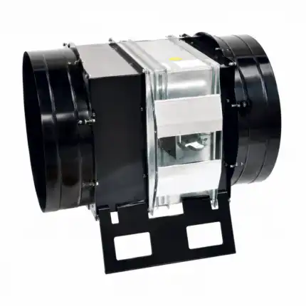 Industrijski ventilator za kanale ili ventilacijska jedinica u crnoj i srebrnoj boji, s cilindričnim krajevima i metalnim nosačem na bijeloj pozadini.
