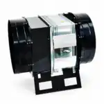 Veliko metalno kućište ventilacionog ventilatora sa crnim okruglim krajevima i srebrnim središtem, postavljeno na crnom stalku, prikazano je izolovano na beloj pozadini.