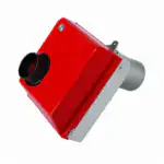 Kućište industrijskog ventilatora u crvenoj i srebrnoj boji sa crnim okruglim otvorom sa strane i metalnim produžetkom pozadi, izdvojeno na beloj podlozi.