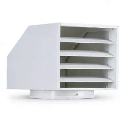 Bela metalna ventilaciona rešetka sa horizontalnim letvicama i nagnutim vrhom stoji na okrugloj osnovi na beloj pozadini.