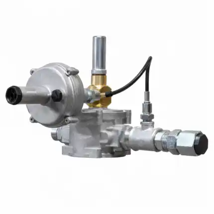 Srebrni gas regulator sa priključenim ventilima, konektorima i crnom žicom, izdvojen na beloj pozadini.