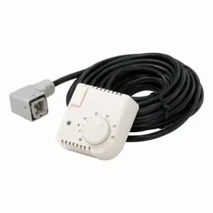 Crni spiralni kabel za napajanje ima sivi utikač i bijeli pravokutni tajmer s otvorima za ventilaciju, brojčanikom od 1 do 30 i dugmetom za podešavanje.