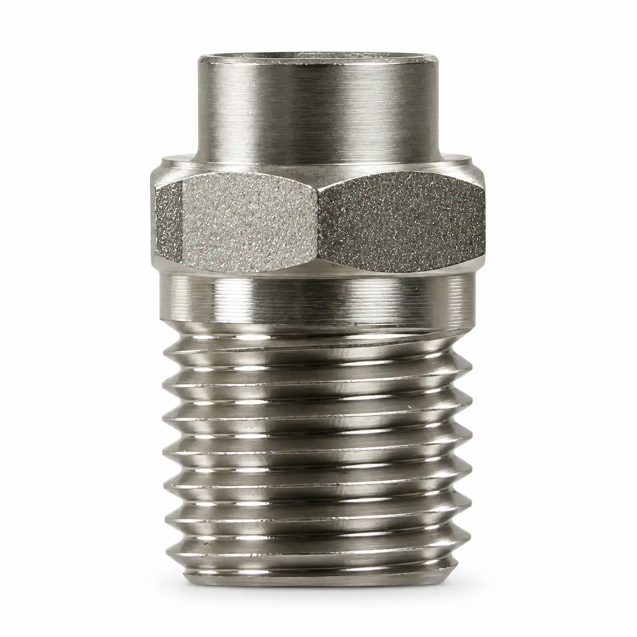 visokopritisna-dizna-1.png Prikaz metalnog spoja cijevi sa šesterokutnim središnjim dijelom i navojem na dnu, snimljen na bijeloj podlozi.