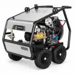 Profesionalni uređaj za pranje pod pritiskom sa metalnim ramom, snažnim motorom i četiri crne gumene tačke na beloj pozadini.