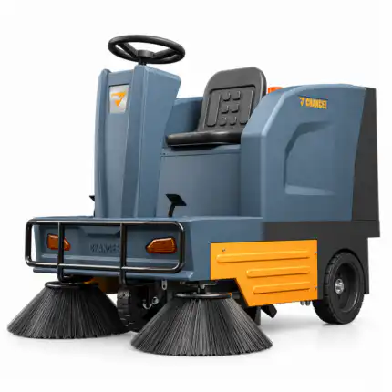 Plava Chancee mašina za čišćenje podova sa dva prednja četkasta elementa, volanom i crnim sedištem za rukovaoca uređaja.