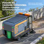 Siva i narandžasta ulična čistilica sa narandžastim svetlom na stazi prikazuje svoj zeleni kontejner za otpad pozadi.